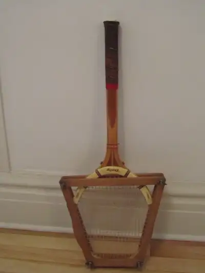 Raquette de tennis Dunlop, vintage, pour utilisation ou décoration.