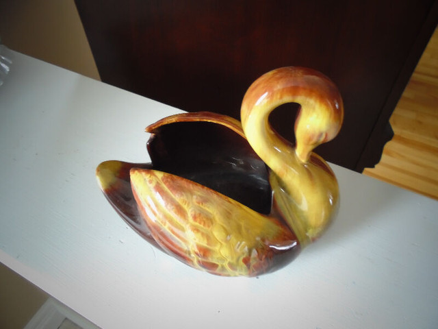 Blue Mountain Pottery Swan in Arts & Collectibles in Moncton
