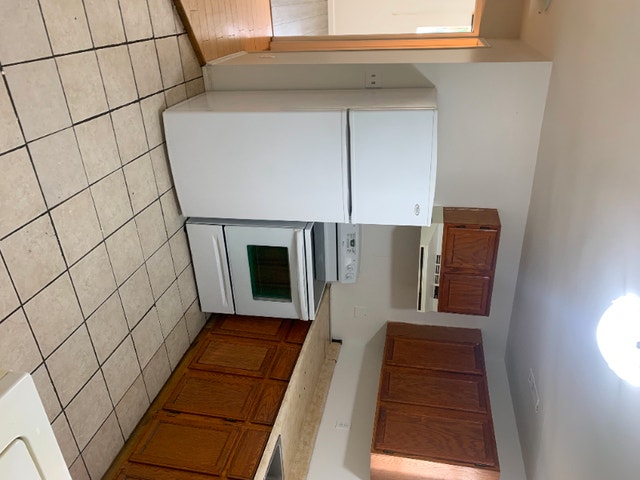 Beautiful 2 bedroom duplex basement suite in desirable Glenora! Long