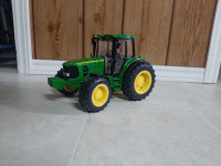 JOHN DEERE TOY TRACTOR WITH WORKING LIGHTS AND SOUND
