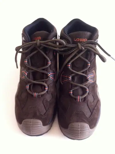 NEW LOWA hiking boots. In box. Bora-Gtx. Women’s Size 7 1/2. Colour: Dark brown. Gortex-Waterproof....