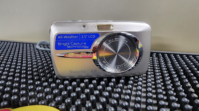 Olympus Stylus 600 6MP 3 X Zoom Digital Camera in Cameras & Camcorders in Ottawa