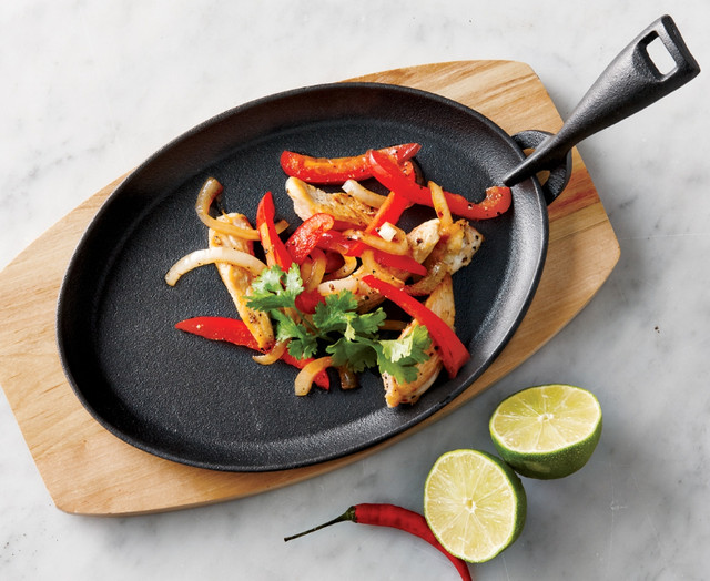 New Fajita Cast Iron Serving Sizzler Pan /Plate & Wooden Serving in Other in Ottawa - Image 4