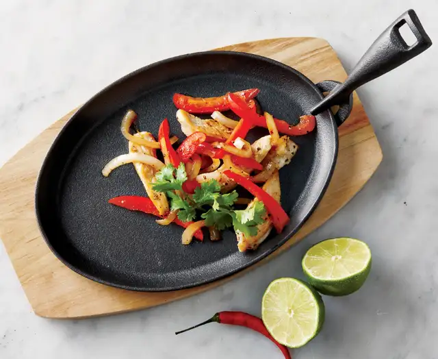 New Fajita Cast Iron Serving Sizzler Pan /Plate & Wooden Serving in Other in Ottawa - Image 5