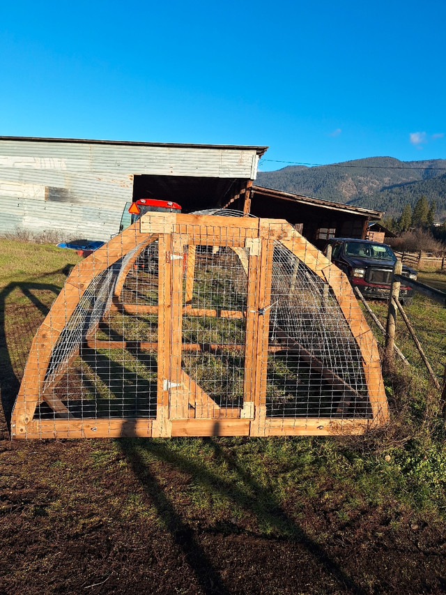 Hoop Pens in Other in Vernon - Image 3