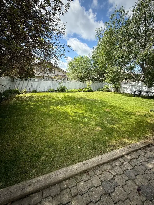 Lawn Mowing Calgary – FREE Fertilizer w/ Bi-Weekly Service!63234701842689123