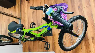 Selling bike since kid has outgrown it. In good condition with bell and basket. Suitable for kids 7-...