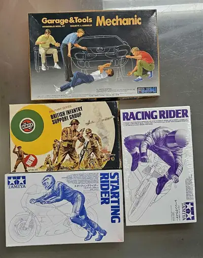 People (soldiers, driver mechanics) and accessories model kits in boxes Prices below: Fujimi Garage...