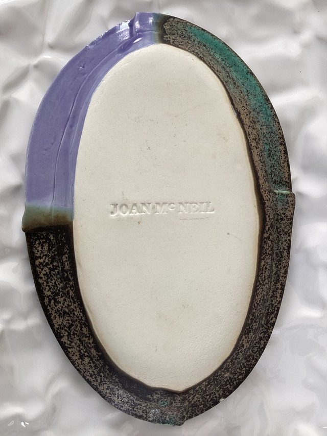 Signed “JOAN McNEIL” Small Stoneware Platter Plate Trinket Dish dans Décoration intérieure et accessoires  à Ouest de l’Île - Image 4