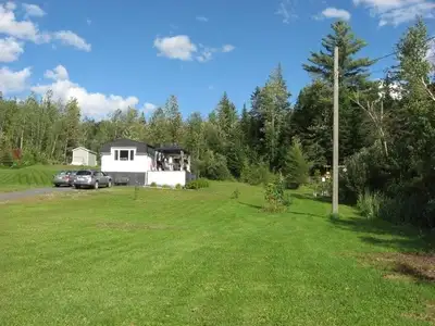 8700 route 112 Disraeli. Location jusqu’en mai 2026. Grande maison meublée et équipée (petits électr...