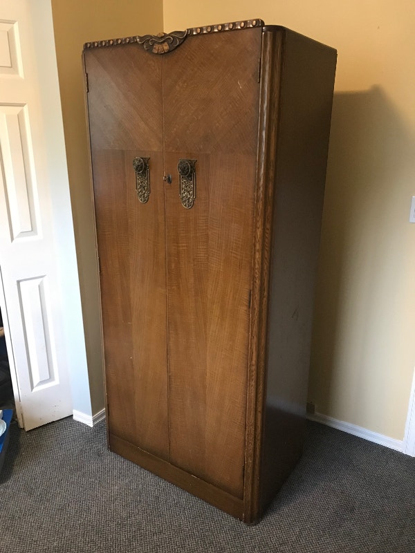Antique wardrobe. A classic ! Perfect for yourB&B guest room Dressers & Wardrobes Delta