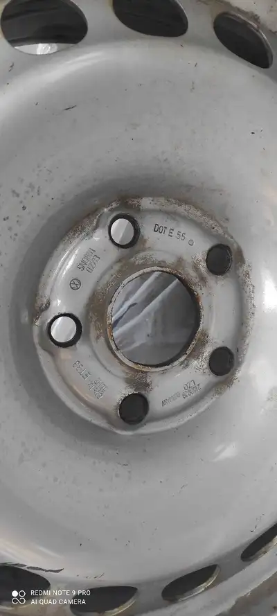 J'ai 4 jantes d'acier, idéales pour un ensemble de pneus d'hiver ou pour remplacer des jantes endomm...