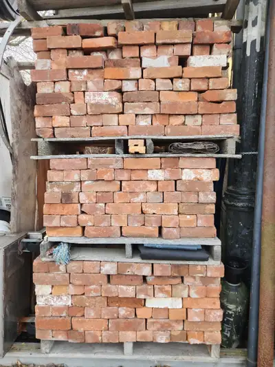 Thousands of reclaimed brick and fire brick. 905 961 4359