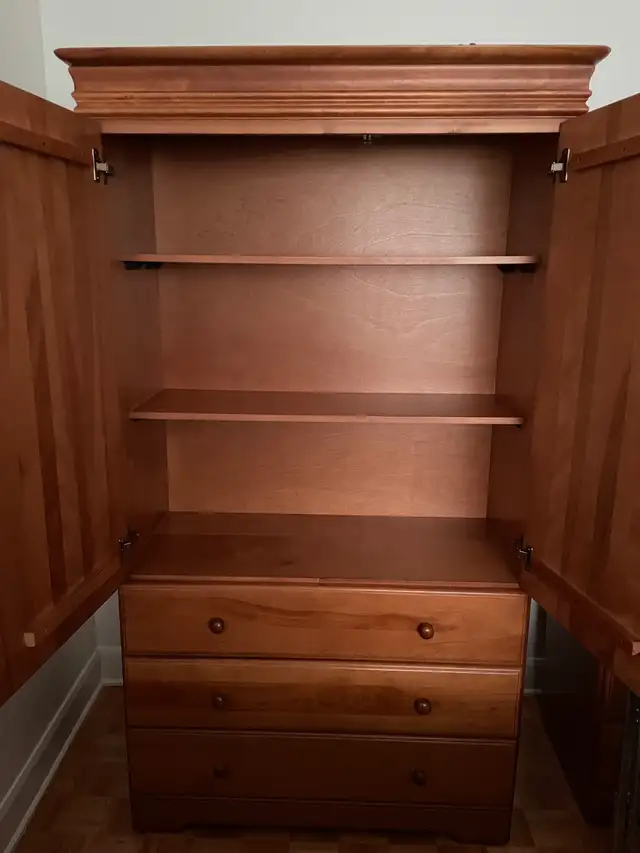 Set de chambre en bois massif - lit simple in Dressers & Wardrobes in City of Montréal - Image 3