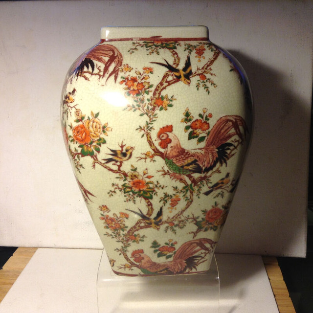 Vtg Chinese ZHONGGUO ZHI ZAO Vase/Urn 6" in Arts & Collectibles in Vancouver