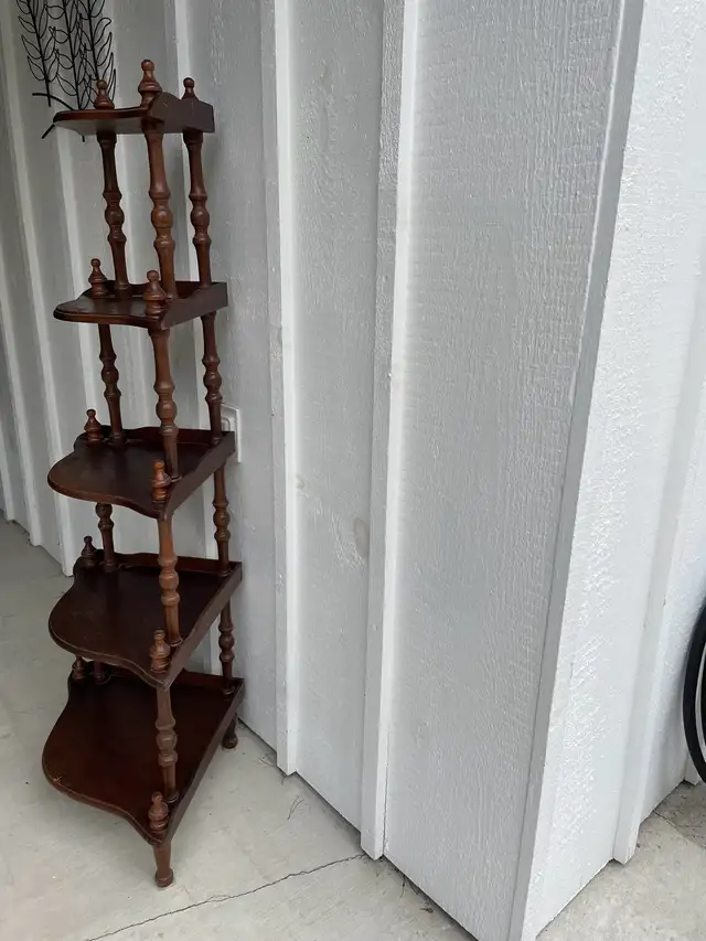 wooden corner with 5 shelves  in Bookcases & Shelving Units in Barrie - Image 4