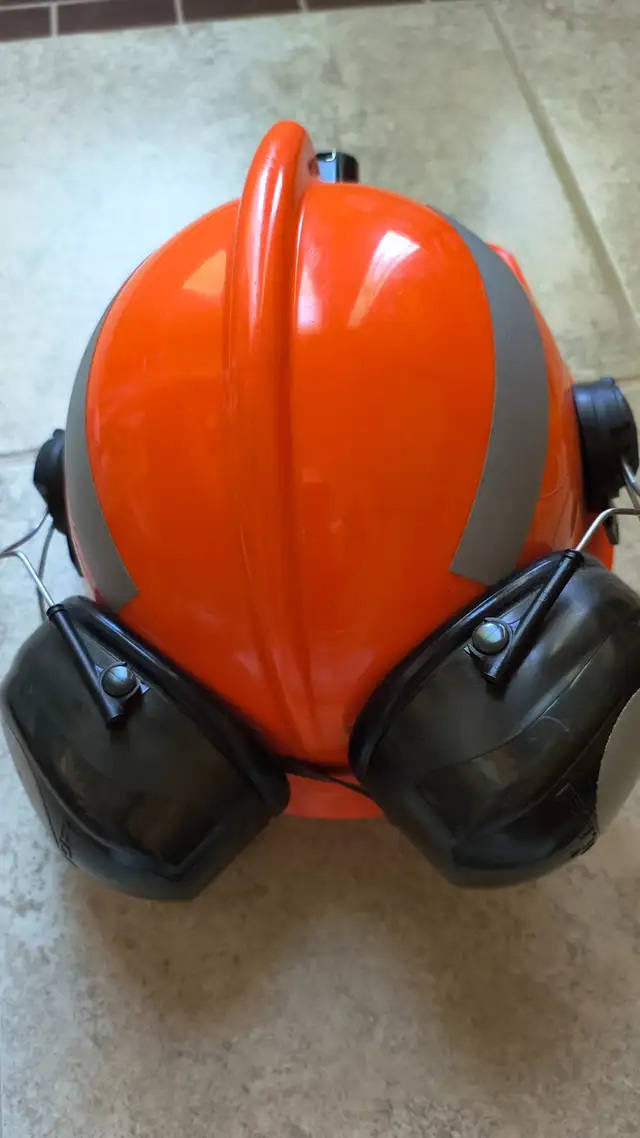 Casque de protection Topgard MSA avec coquille anti-bruit in Multi-item in City of Montréal - Image 6