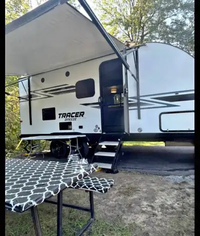 Toute offre raisonnable sera considérée. Magnifique roulotte en excellente condition joint refait à...