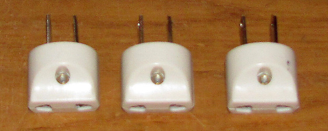 Set Of 3 European To North American Electrical Plug Adapters in General Electronics in Saskatoon - Image 4