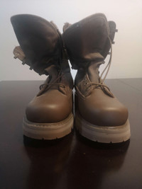 Men's Size 9.5 Canadian MK4 Gortex Wet Weather Boots