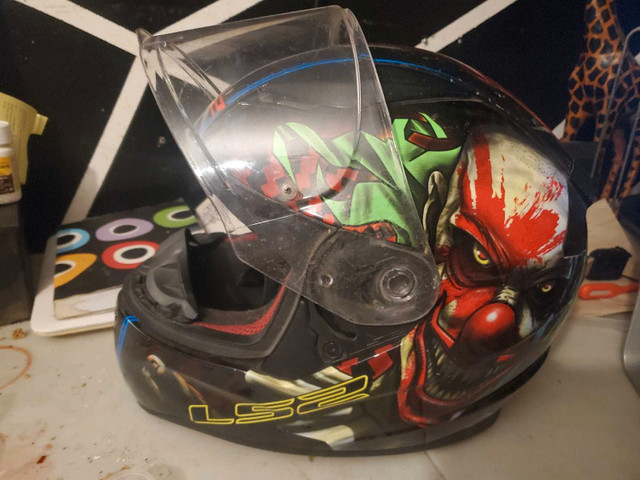 Motorcycle Helmet in Other in Gatineau - Image 2