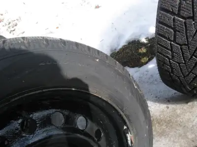 Usure 1 hiver Marque Polar TRAX . Jantes (rims) bonne conditions. Auto scrap . cause accident. Pneus...