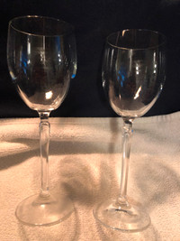 5 oz Wine glasses clear leaf stem $8