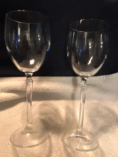 5 oz Wine glasses clear leaf stem $8, View more