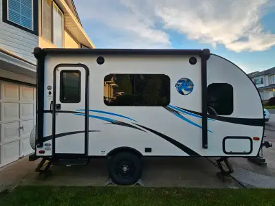 2017 Palomino Real-Lite 14M is ypur perfect travel companion for couples and or small families. Ligh...