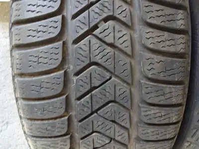 2 x 235/35/19 PIRELLI sottozero WINTER tires 75 % tread left ......good condiiton fits for vw Golf a...