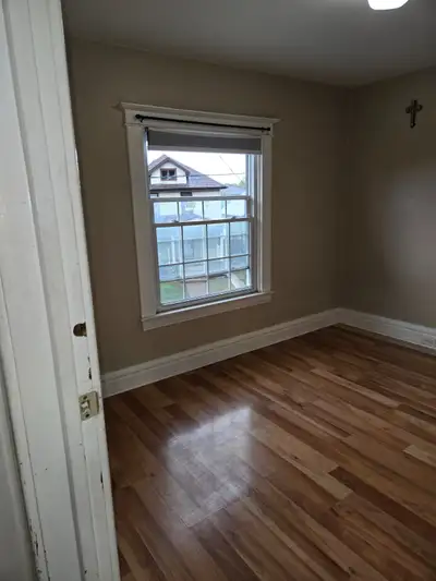 Bright One-Bedroom Upper Apartment – Private Entrance, Parking Included Welcome to this charming one...