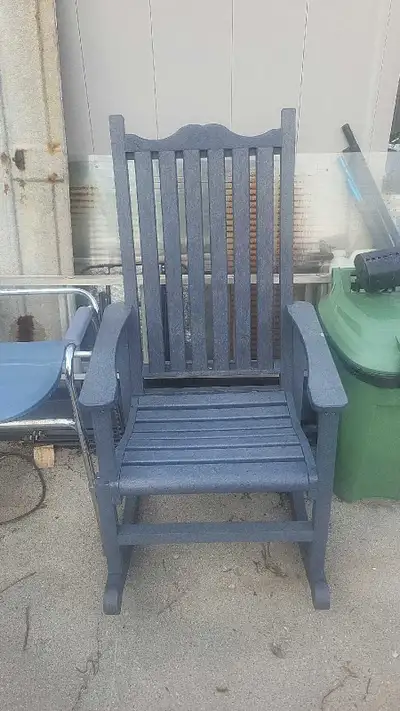 This pre-owned poly-lumber outdoor rocking chair is built to last with durable, weather-resistant ma...