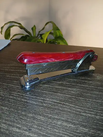 Agrafeuse brocheuse de bureau Ace Liner 502 de bonne qualité avec broches régulières. Rimouski Prix:...