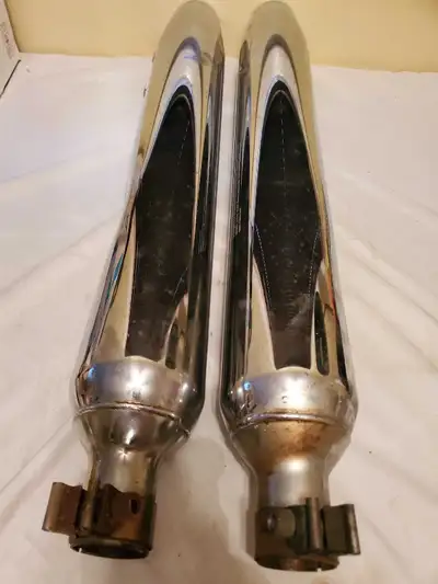 Pair of harley Davidson exhaust Take offs few scratches... 65846-10a priced to sell $20 Please text...