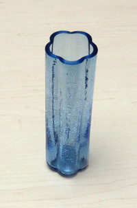 Vase décoratif ou à fleurs, en verre craquelé bleu océan