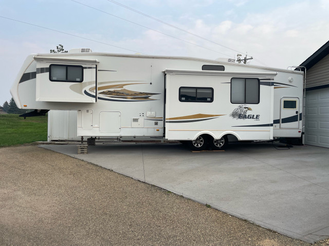 2010 Jayco 34.5  in Travel Trailers & Campers in Edmonton