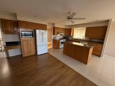 3 Bedroom + 1 Den, 3 Bathrooms with Private Balcony -Upper Suite