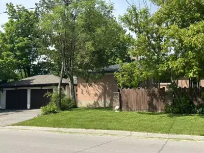 Spacious 3 bedrooms banglow in a quite neighborhood, near Yonge and Egin Mills in Richmond Hill, gro...
