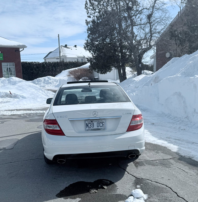 2009 Mercedes Benz C300 AWD * Low Km * dans Autos et camions  à Laval/Rive Nord - Image 2