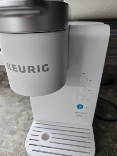 Brew the perfect cup every time with this Keurig K-Cup single-serve coffee maker! This compact machi...
