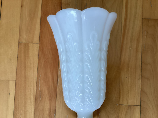 MILK GLASS VASE ANTIQUE  VINTAGE MINT FOOTED VASE, dans Art et objets de collection  à Ville de Montréal - Image 2