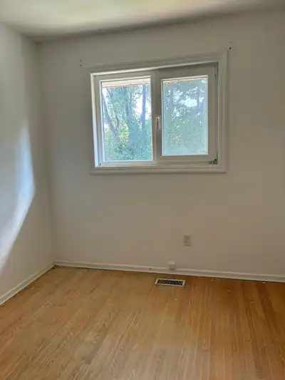 3 bedroom home full kitchen bathroom- parking