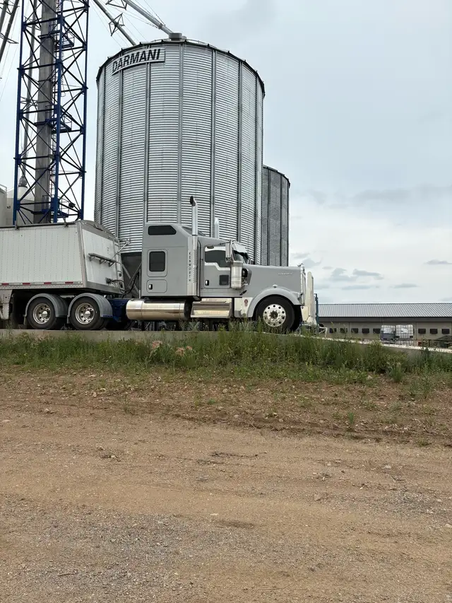 2024 W900 Kenworth in Heavy Trucks in Edmonton - Image 2