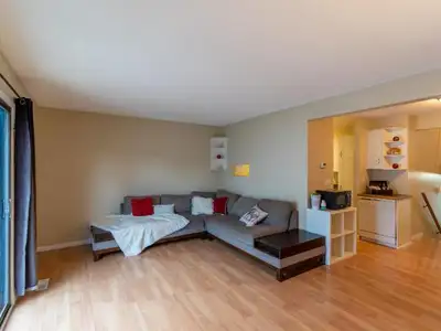 Pet friendly 3 bdrm+Den 1.5 bath townhouse in Sahali for rent