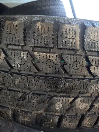 2 pneu hiver toyo gsi 5 225-65-r17 8/32 bon pour 2 hiver 160$ les 2 514|452|9727