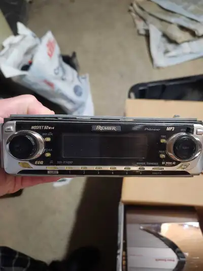 Radio pionner et 1 ampli 400 watts pour auto, 200$. 1 mécanisme de fenêtre de porte électrique avant...