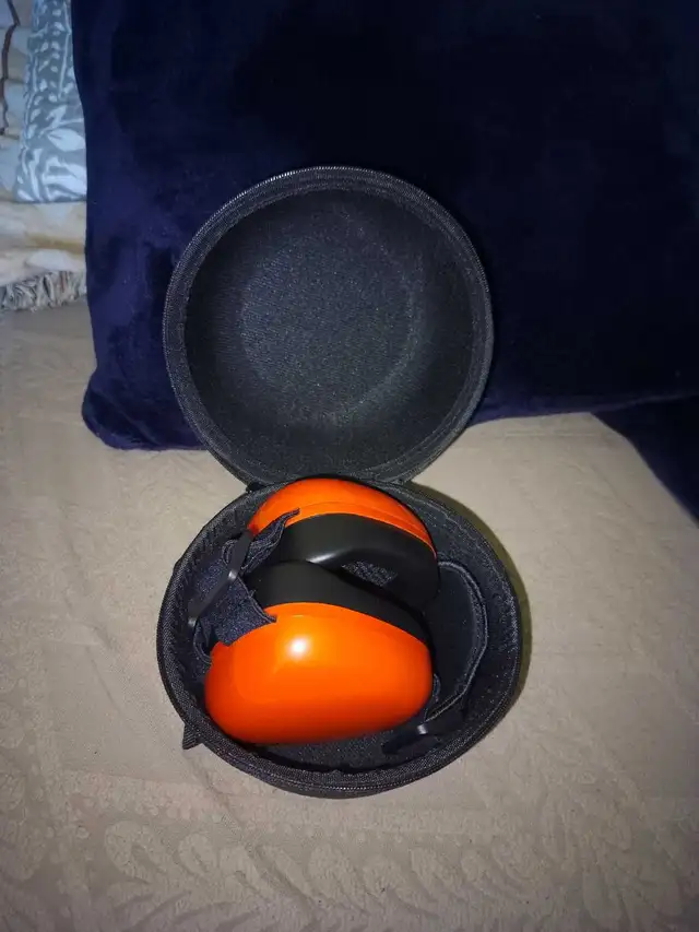WoofWorks Dog Hearing Protection Case (Orange) in Accessories in St. Catharines - Image 3