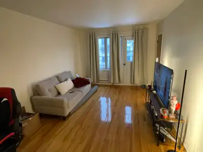 Appartament 3 1/2 ( une chambre à coucher, salon, cuisine et salle de bain) à louer, haut de triplex...