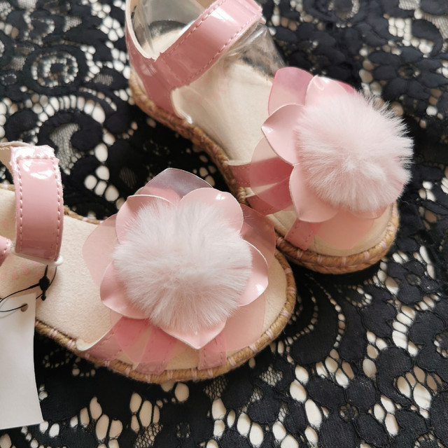 UGG Toddler Soothing  Flower Sandals in Clothing - 18-24 Months in City of Toronto - Image 3