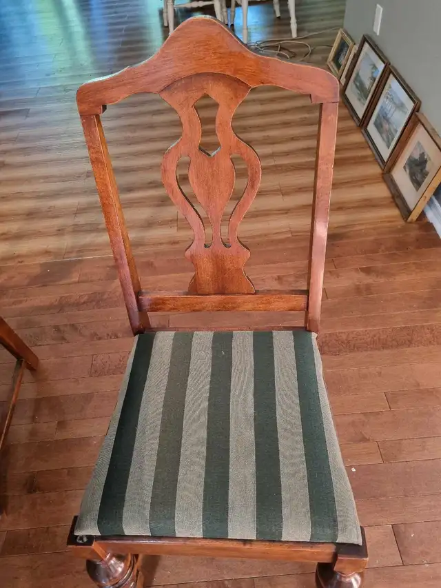 Antique Solid Wood Dining Table w/6 chairs in Dining Tables & Sets in Muskoka - Image 6